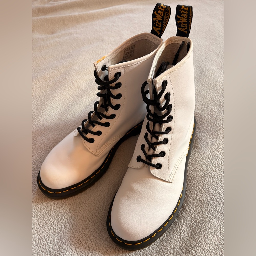 ⭐️⭐️EUC Dr. Martens 1460 Combat Boot Women’s 9